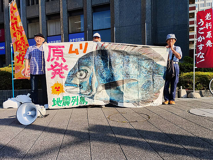 wakaizumi3's tweet photo. 本日、第702��「再稼働反対!金曜デモ」無事終了。参加者計10名。県議会で関電の乾式貯蔵施設建設の是非が議論されている。雑誌『季節』最新号で青森の中道さんが、日本原燃がガラス固化失敗の主な原因である白金族残渣を含まない模擬廃液で固化試験を行うという茶番を指摘。問われるは県議会の良識! https://t.co/yXLo4QaCJp