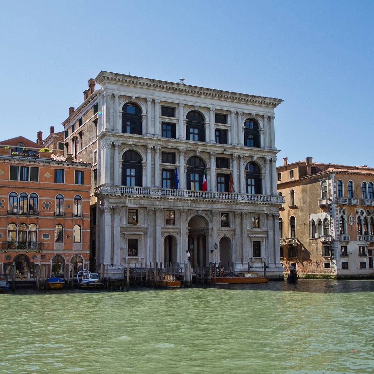 teatrolafenice's tweet photo. All’alba del Settecento, davanti a Palazzo Grimani, in un Grotta galleggiante, si eseguì la serenata Della virtude ha la bellezza l’Honore convocando i migliori cantanti del momento.
Buongiorno, amici!

#17luglio