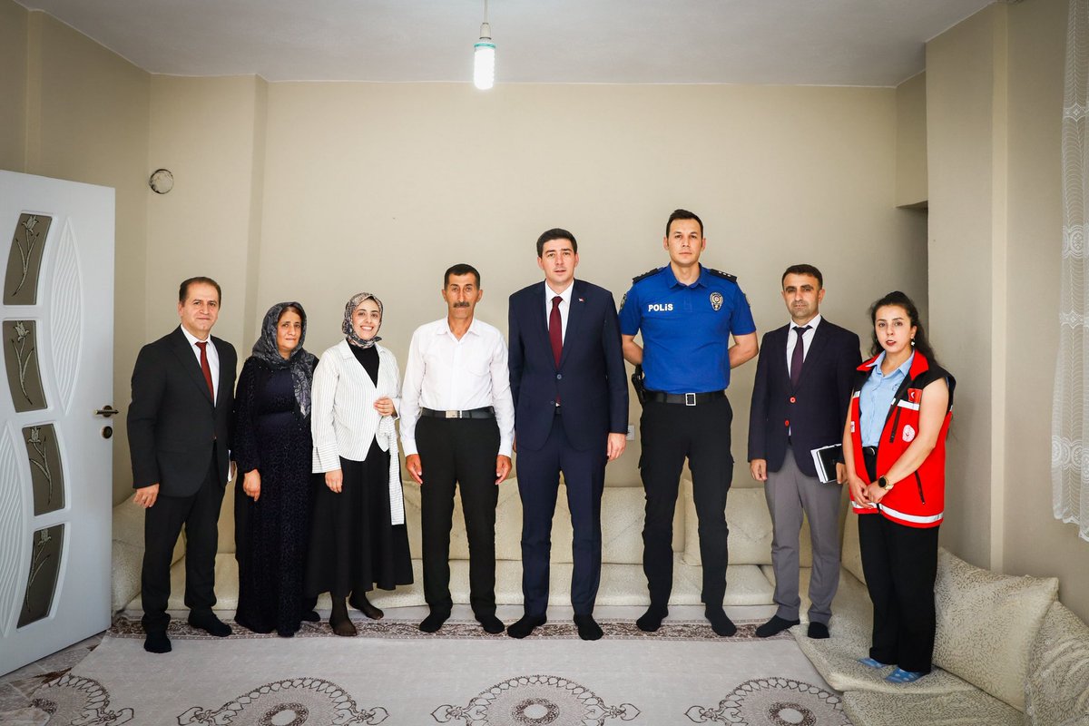 hakkariashm's tweet photo. Şemdinli Kaymakamı Fatih Erdoğan, Şemdinli Sosyal Hizmet Merkezi Müdürü Ahmet Ergin ile birlikte ilçemizde ikamet eden kahraman gazimiz Mahir Demir’in kıymetli ailesini ziyaret etti.

@tcailesosyal 
@TCSemdinli https://t.co/y8zFzsD891
