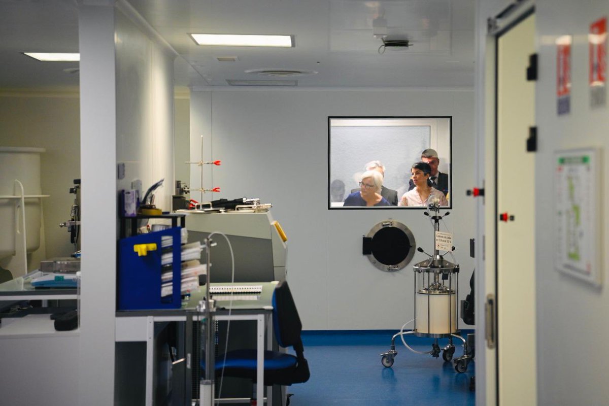 CaVautrin's tweet photo. Je suis allée à la rencontre des équipes de @fabentech à Saint-Priest. Cette visite illustre l’engagement de la France face aux menaces biologiques et notre capacité à transformer l’innovation en véritable atout stratégique. Grâce au soutien des @Armees_Gouv et notamment de la @DGA, des partenariats solides se construisent avec des entreprises de nos territoires.

Accompagner le développement d’entreprises françaises capables de produire des antidotes contre des agents comme la ricine, c’est renforcer la supériorité de nos armées, mieux protéger notre pays face aux risques biologiques et consolider notre souveraineté. Développer et produire des médicaments jusqu’ici inexistants, c’est servir concrètement la Nation et l’intérêt général.