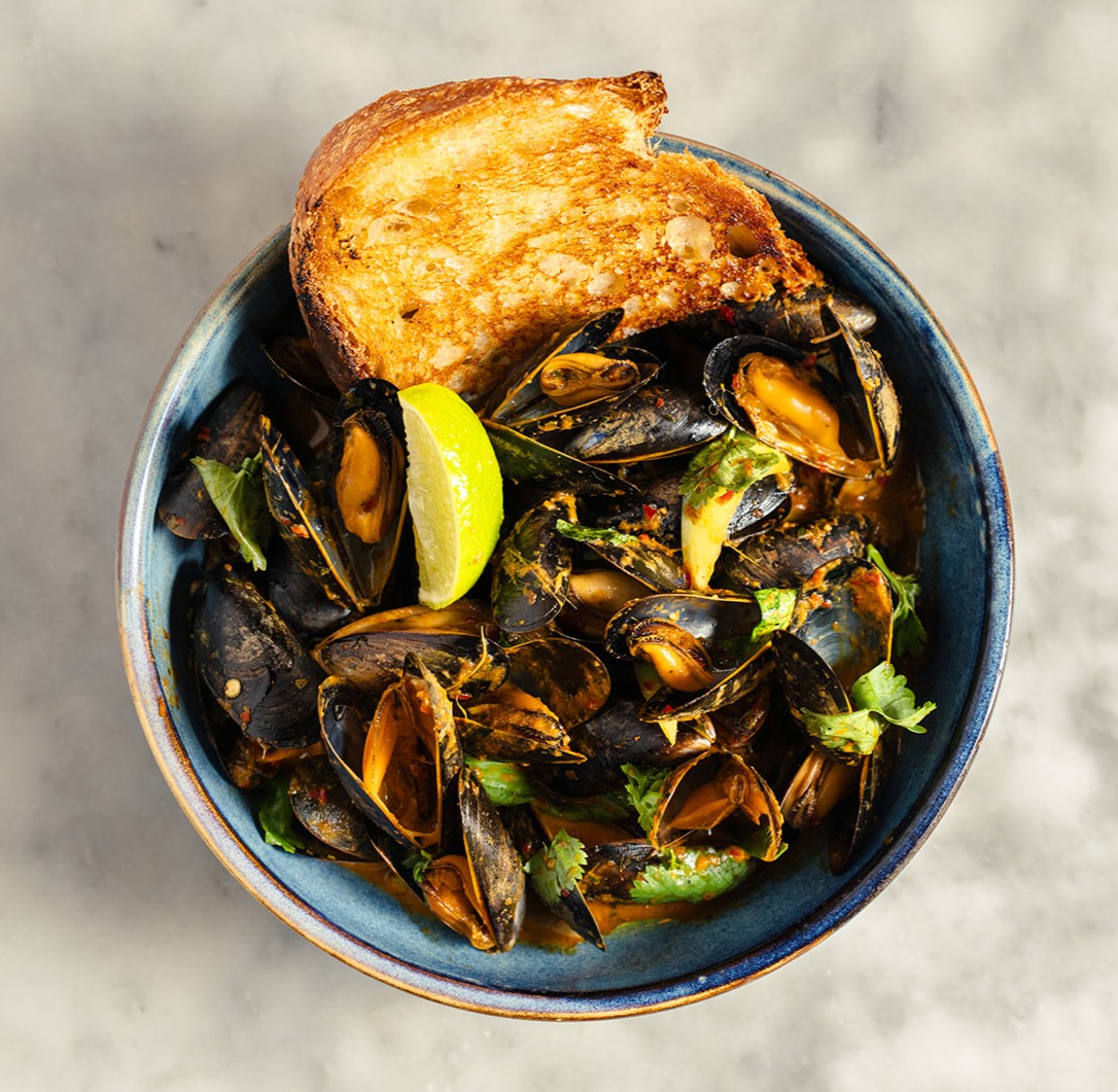 PichetDublin's tweet photo. Killary Fjord Mussels with Thai Curry Broth, Pak Choi, Grilled Sourdough &amp; Lime https://t.co/mD2QXxPOKI