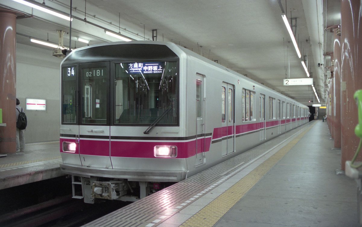 sakuya_hatate's tweet photo. 今から30年前のこの頃(実は初日は不明)、
営団丸ノ内線の分岐線に02系80番台が運行開始されました。
方南町駅を発着する初の冷房車でもありました。

それから30年、80番台も既に引退し、もう丸ノ内分岐線に専用の3両編成はいません。

1996.7.4 https://t.co/Z8zePk8u9S