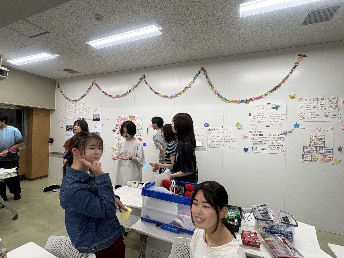 yamadai_src's tweet photo. 明日は山口大学七夕祭です🎋⭐️
13:00から開場です！
SRCは共通棟15番教室（休憩室）の飾り付けをしました💪✨️
クイズなども貼ったのでぜひ見に来てください🥰
明日は楽しみましょ〜🎇💕

 #山口大学七夕祭
 #七夕祭 https://t.co/XpGyGLCjz3
