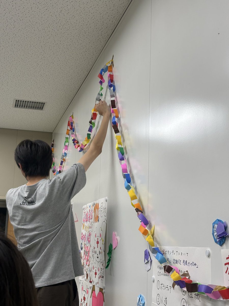 yamadai_src's tweet photo. 明日は山口大学七夕祭です🎋⭐️
13:00から開場です！
SRCは共通棟15番教室（休憩室）の飾り付けをしました💪✨️
クイズなども貼ったのでぜひ見に来てください🥰
明日は楽しみましょ〜🎇💕

 #山口大学七夕祭
 #七夕祭 https://t.co/XpGyGLCjz3