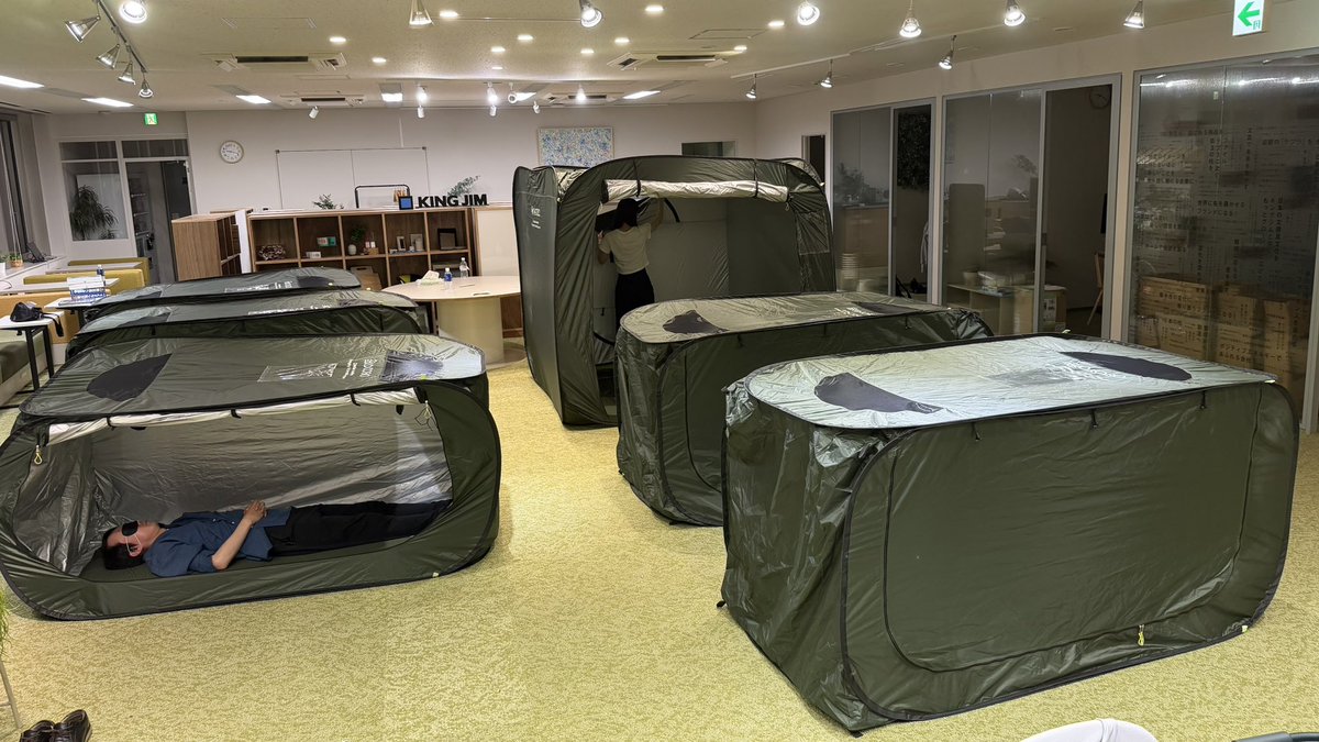 kingjim's tweet photo. 就寝用に、防災テントと防災マットを組み立てました。 https://t.co/IVfyFTxvCv