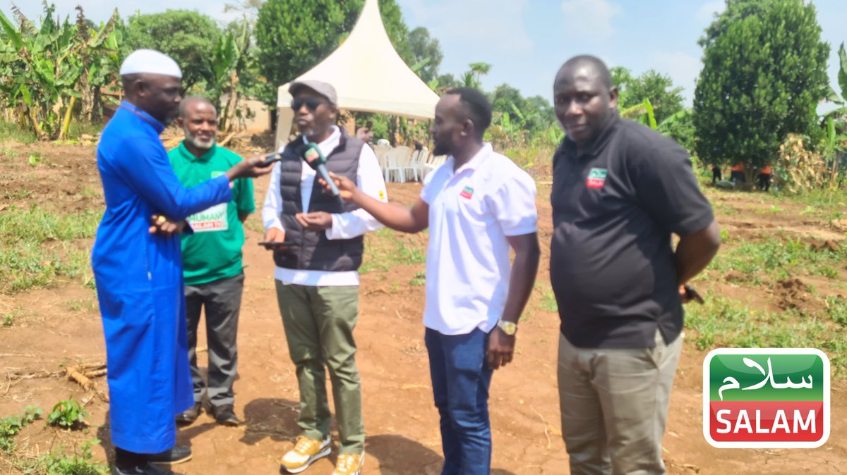 SalamTvUG's tweet photo. Mahmood Khalid Omumanyi of Salam TV Northern Region was given the chance to select his 50x100 plot from Salaam Estate Phase 3 along Kalasa Ssemuto Road. After that, other people started grabbing plots for only 15M.

#SalamOmumanyi || #SalamUpdates https://t.co/NNistCLaTL
