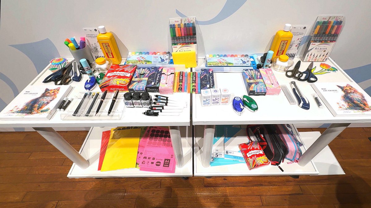 ArtooneCH's tweet photo. ＼お仕事のお知らせ／

文具メーカー4社が合同開催するチームエソラゴト合同展示会にて、こまつ・林がライブドローイングをさせていただきました！
絵の具、クレヨン、万年筆、墨汁、シールなどなどたくさん使用させていただきました🖼️

当日の様子は後日YouTubeにて公開予定です🎥

#アートゥーン https://t.co/9TbxaCUKuY