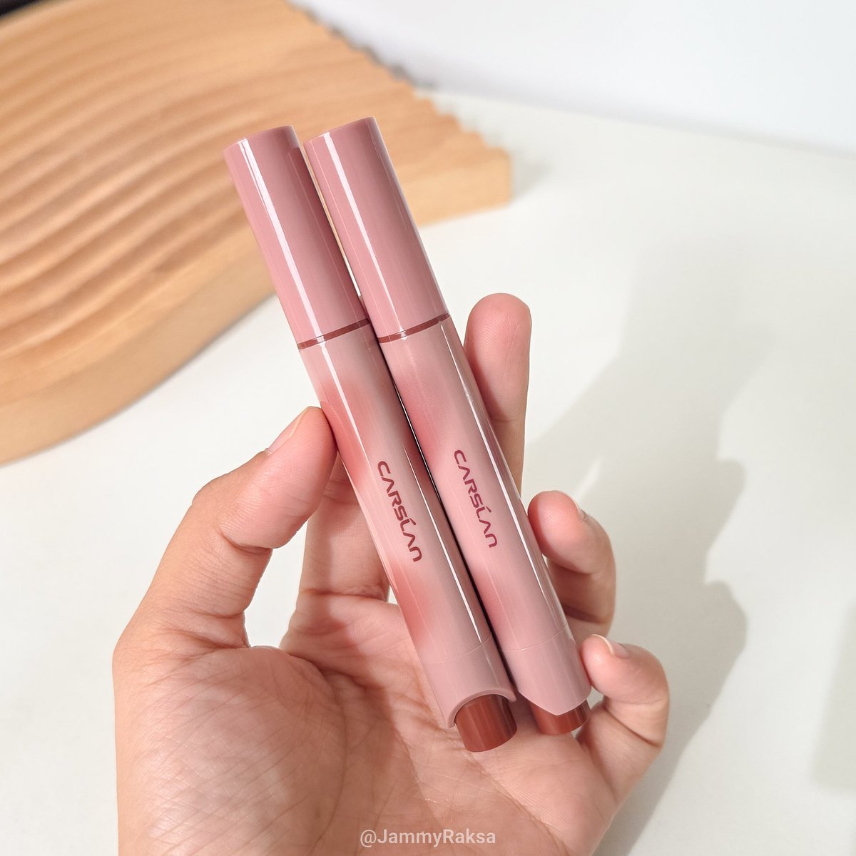 JammyRaksa's tweet photo. ใครกำลังหาลิปแท่งใหม่ แนะนำให้ลองอันนี้เลย✨#Carslan Crystal Moisturizing Lipstick Pencil💋เนื้อนุ่มลื่น เกลี่ยง่าย สีชัด เนื้อไม่ไหลเยิ้ม ไม่ฉ่ำวาวจนเกินไป บำรุงให้ปากชุ่มชื้น ดูสุขภาพดี ถ่ายรูปขึ้นกล้องมากกก https://t.co/WeiFKEnPYG