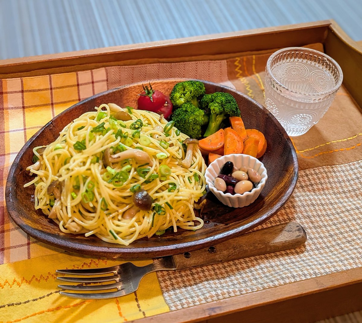 shanti_wave's tweet photo. しめじのペペロンチーノ(しめじ、ガーリック、ねぎ)、トマト、ブロッコリー、人参、豆、ポカリスエット♪(#^^#)

#ヴィーガン #菜食 #おうちごはん https://t.co/AxXbBGYH5F