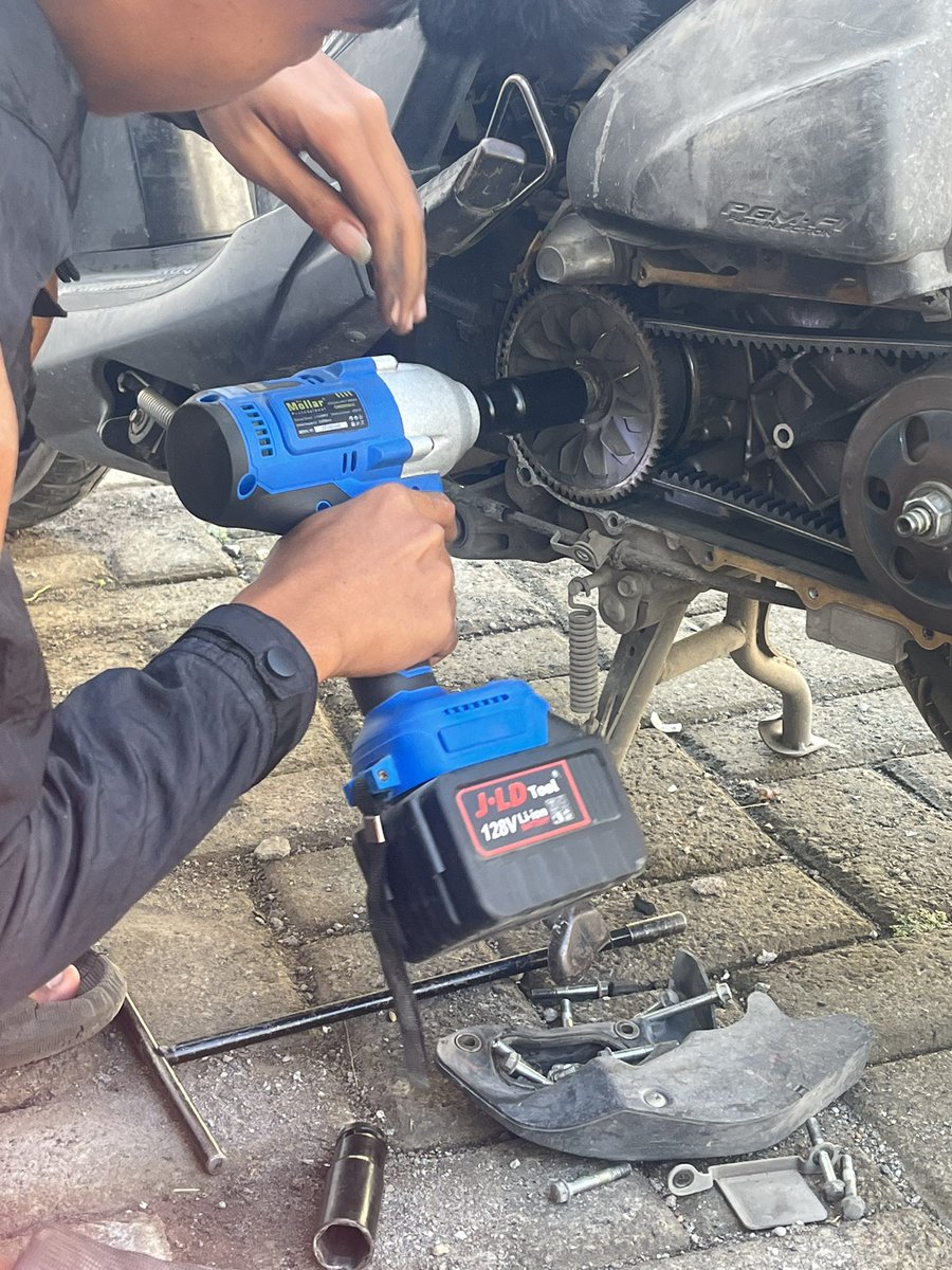 carramelt_'s tweet photo. Pagi tadi tiba-tiba vanbelt motor putus pas berangkat kerja. Pas cerita ke adek, eh tiba-tiba dia langsung inisiatif gantiin tanpa disuruh. Terharu banget, besok mau minta apa dek? Sini kakak turutin😭😭🫶

Spill kelakuan adek kalian yang paling random tapi sweet dong. https://t.co/Sne5gG4Fwg