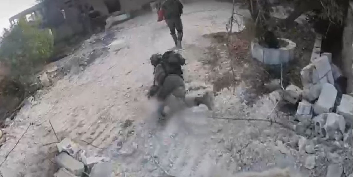 SitioAlManar's tweet photo. Soldados israelíes resultaron heridos en un enfrentamiento armado en Bint Jbeil https://t.co/GIwNW0FGAn https://t.co/P7Mp47xMS9