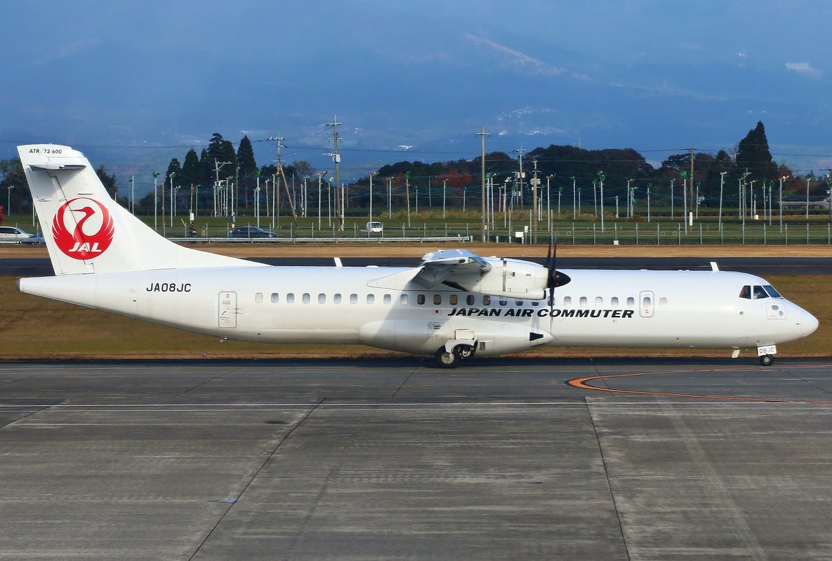 asyu_ys's tweet photo. 2022/12/18 RJFK/KOJ
Japan Air Commuter
ATR72-600 JA08JC
JACのATR72を求め日帰りで訪れた鹿児島、時々雪が舞いながらも雲間からヌルい光が差してくれました。 https://t.co/AQT3GWhNDt
