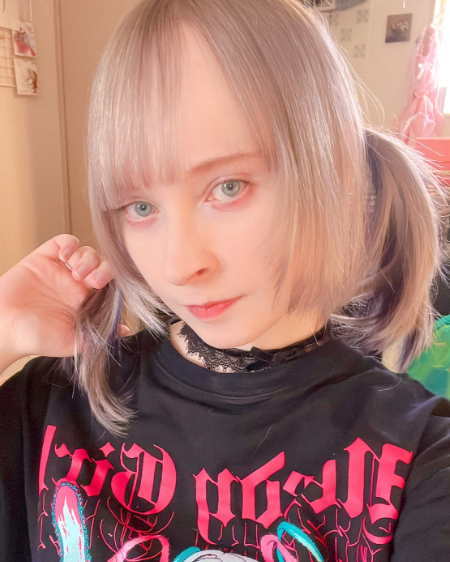 animetrends's tweet photo. FALSO JAPONÉS ATACA A MANGAKA

La artista extranjera Linnea Kataja logró su anhelado debut profesional tras ganar un importante concurso de manga en Japón. Sin embargo, una cuenta en redes criticó su victoria llamándola un "caballo de Troya", argumentando que los occidentales solo le roban oportunidades a los talentos locales.

Lejos de darle la razón, los verdaderos lectores japoneses defendieron tajantemente a la autora. Para coronar la humillación, los usuarios descubrieron que el supuesto "defensor de Japón" era en realidad un ciudadano británico fingiendo ser asiático.

Japón defendió a su mangaka extranjera. El ofendido era el impostor.