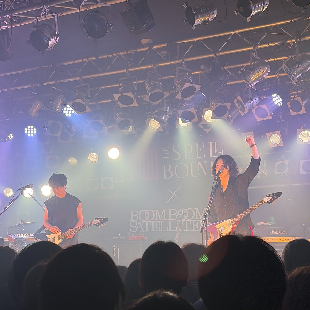sei9690's tweet photo. THE SPELLBOUND plays BOOM BOOM SATELLITESむちゃくちゃよかった。
A HUNDRED SUNSのイントロ流れた瞬間から鳥肌立ったし、じんときて泣きそうだった。小林さんが顔をしわくちゃにして笑う姿を何度も見てわたしもしあわせ感じたよ。ありがとう。セトリよすぎた…
#thespellbound 
#スパルバ https://t.co/v17yFjPn4f
