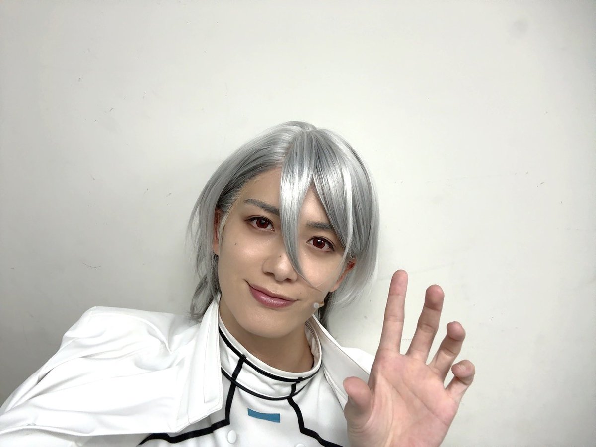kento_leo9's tweet photo. Action Stage「エリオスライジングヒーローズ」-New Dawn-
初日終わりました🍨
シリウスを演じていれる時間が楽しい！
千秋楽まで更に高みを目指して走ります👍
#エリステ https://t.co/1uNmUodzJD