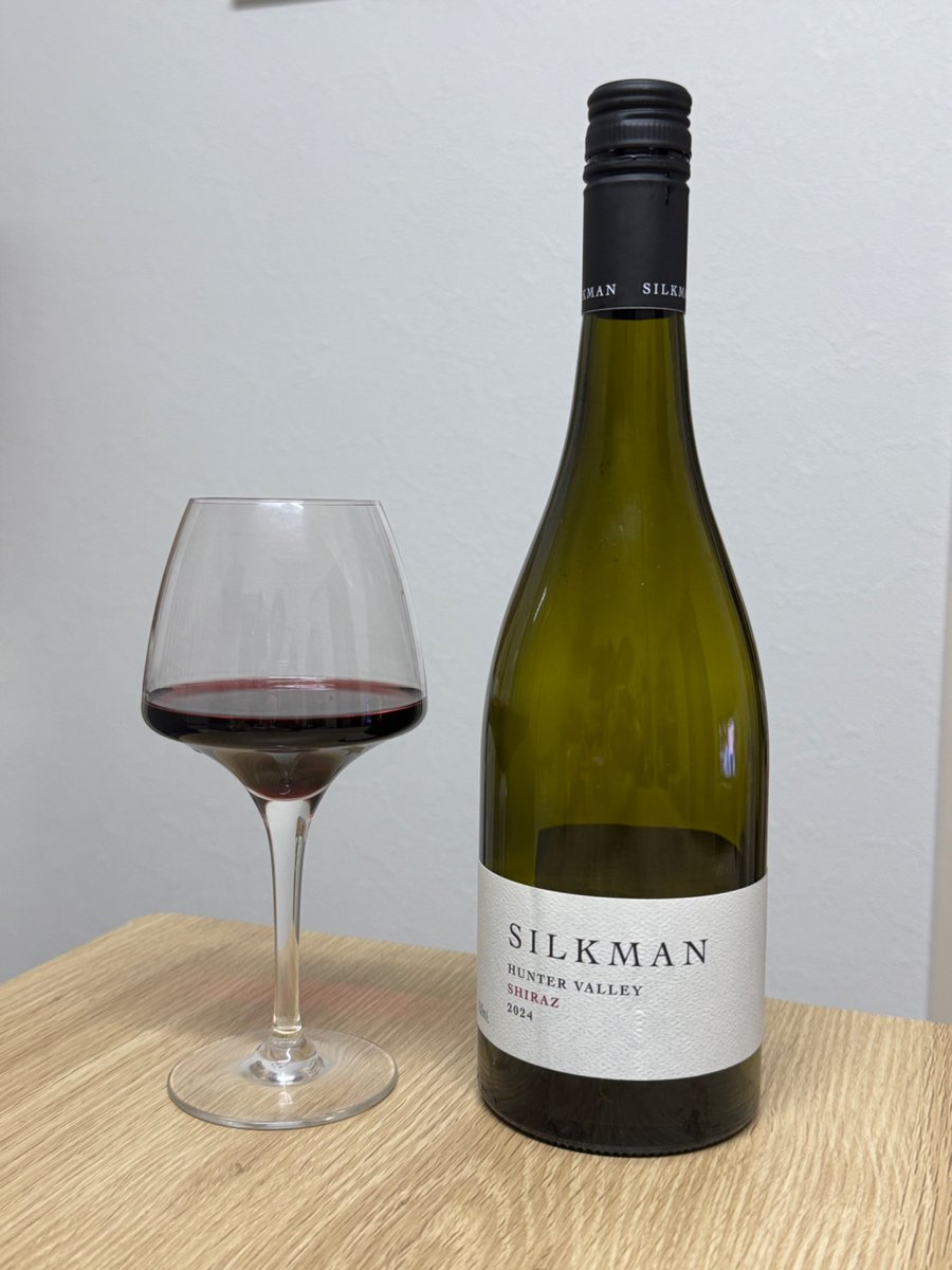 zuttoneteiru's tweet photo. オーストラリアで買ってきたSILKMAN SHIRAZ
オーストラリアシラーズらしい香りとほんのり甘い口当たりで味わうと口に残らない渋み
少数生産らしくて日本販売なさそうでなかなかの当たり感🎯 https://t.co/mzLQrosXfQ