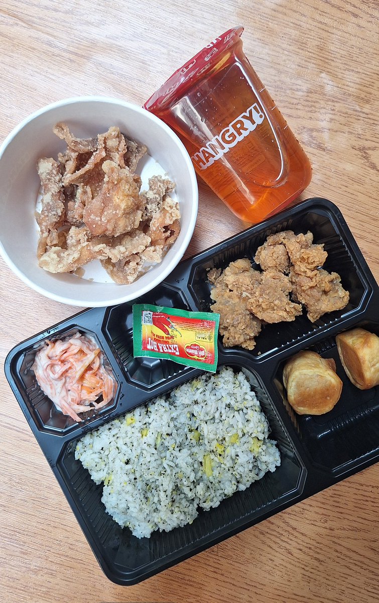 bucindyoo's tweet photo. nasi nya tu loo pulen bangettt - lembut di campur nori + acar nya melimpah bikin wangi, gurih rasanya AHHH pass bangett di mam pake kulit krispy nya 🫶🏻

kalian kalo jajan bishi bento menu fav nya apa gaes?? https://t.co/QveCu3DkSP