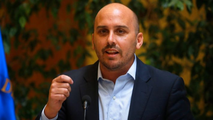 RadioUniverso's tweet photo. ⭕En #UniversoAlDía el senador @andreslongton y dictamen de Contraloría sobre Steinert:

"Claramente cometió errores que la llevaron a salir de su cargo...pero avanzar a una AC es un exceso por donde lo miren"

📡 EN VIVO |https://t.co/abzHAYrmGb | https://t.co/xySvghPE7d | 93.7 https://t.co/d7XRxweDTT