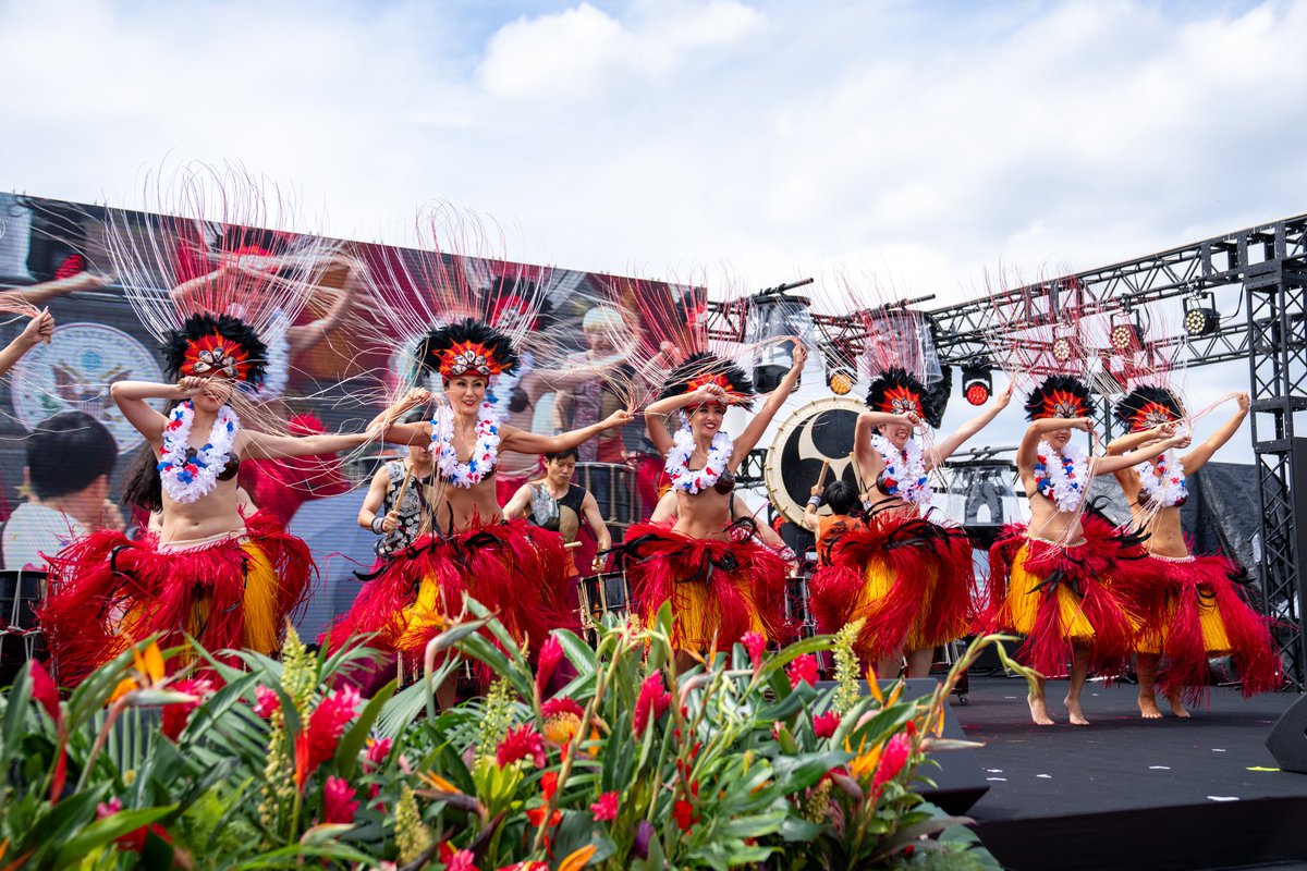 usembassytokyo's tweet photo. Aloha! We're bringing the Hawaiian spirit to Tokyo today as our Embassy community gathers at the @HiltonOdaiba for incredible food, hula, festive music, and great company. 🌺🌴 It is an unforgettable evening celebrating America’s 250 years of independence and the enduring U.S.-Japan partnership. Here’s to another 250! 🇺🇸🇯🇵 @Freedom250 #A250inJapan