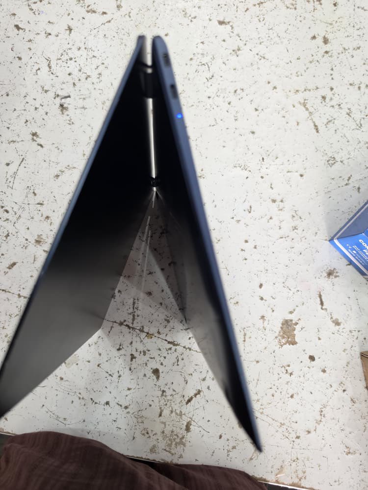 Fabintou50's tweet photo. 350 000fr
Samsung Glaxybook 950QDB core i7 de 11th génération processeur 2.8GHz Disque ssd 1tb Ram 16go Écran 15pouces FULLHD Tactile utisable comme tablette clavier retroeclaire avec empreinte digitale. 771277737 @pepecallerefan @Baaywaly @TontonVert @m_faye7 https://t.co/jnWdmKehV7