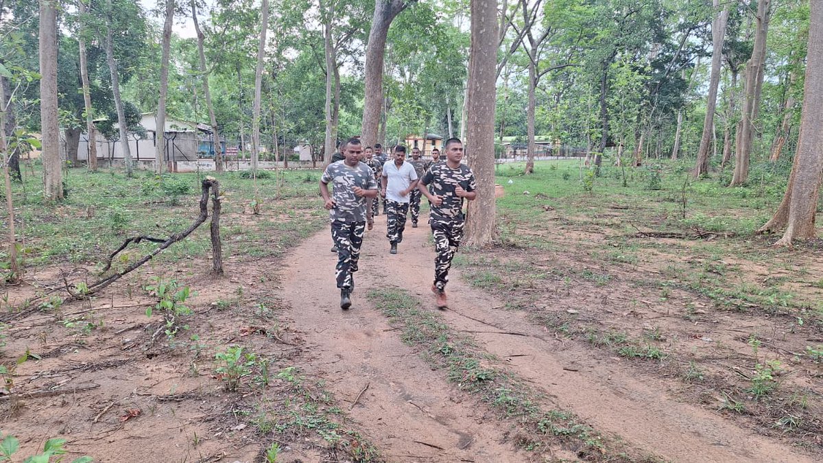 9BnSSB_INDIA's tweet photo. सीमा चौकियों में तैनात जवानों द्वारा नियमित शारीरिक प्रशिक्षण (PT) का अभ्यास निरंतर रूप से किया जा रहा है।
#SSB_INDIA #FTRSSBLUCKNOW #SSBSHQGKP 
#PhysicalTraining
#FitIndiaMovement https://t.co/mKue6S4Atq