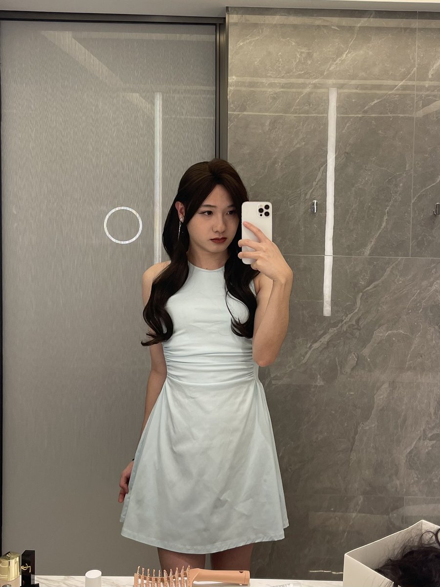Christina_Xu_JJ's tweet photo. 本次出差很开心🥳首先搞定俩大户，其次买到了喜欢的裙子和丝袜！
#反差 #丝袜 #肉丝 #足交 #高跟鞋 #男娘 #cd #ts https://t.co/NPjNiit7CS