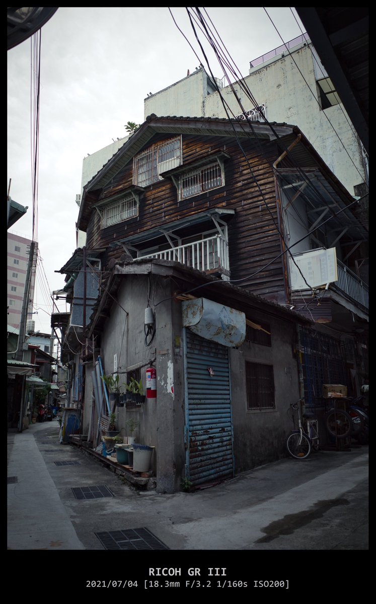 4GO_gts's tweet photo. 5年前に撮影した写真だけど日本統治時代の名残りが色濃く残る台中旧市街(臺灣)は良いゾ。
#RICOH #GR3 https://t.co/PRSDkkPVkk