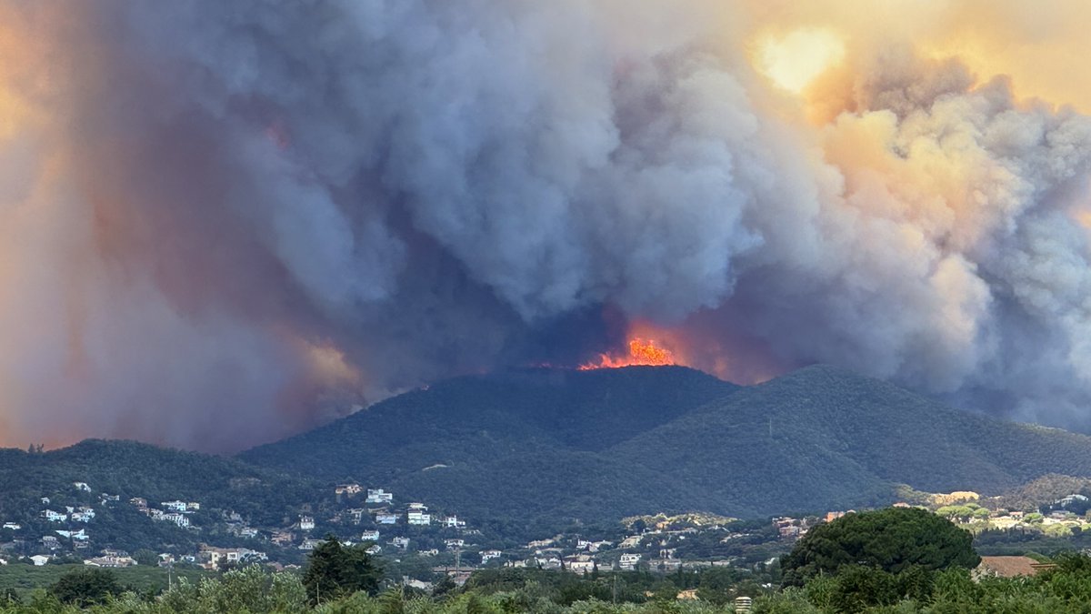 meteopalamos_'s tweet photo. El foc ja treu el cap i ja es veu des de Sant Antoni de Calonge. https://t.co/OXwZUEvxy2