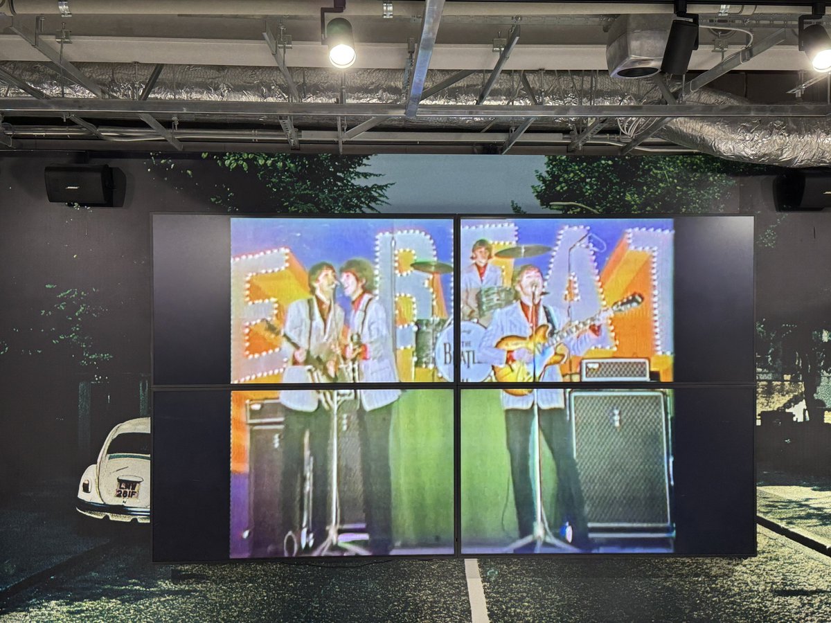 johnstonakito's tweet photo. 【㊗️ビートルズ来日60周年記念③】

今日はビートルズが離日した日ということで、ビートルズ投稿ラスト❗️

先日原宿のビートルズポップアップに行ったわけですが、そこでオールディーズバンド The Doo-Langのメンバーとばったり❗️

これはアビーロードやるしかないだろうということで、パシャリ📸 https://t.co/ks7TI2d7zi