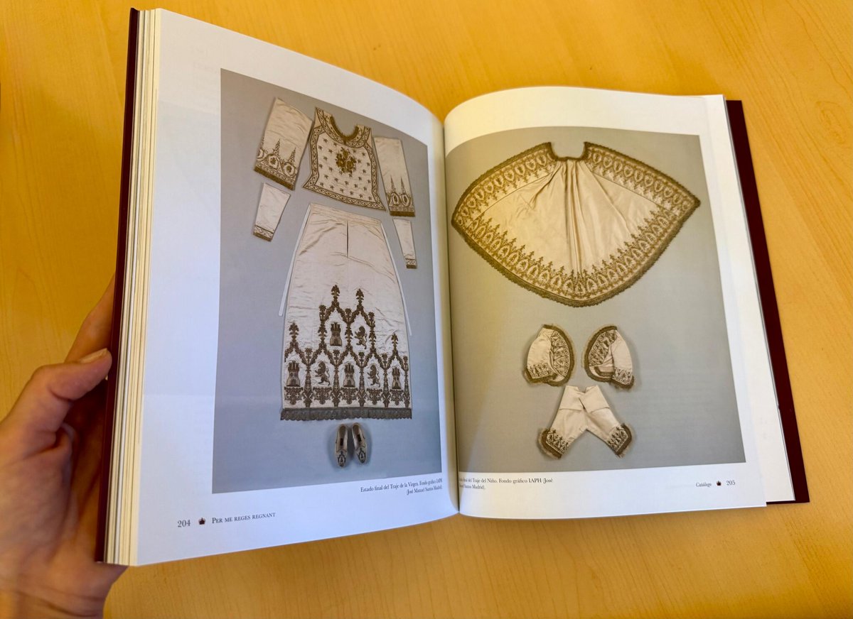 CatedraldeSev's tweet photo. Ya se puede adquirir en la tienda de la Catedral de Sevilla el catálogo oficial de “Per Me Reges Regnant”.

La publicación reúne investigaciones sobre la Virgen de los Reyes y su patrimonio histórico, con contenidos dedicados al terno blanco de castillos y leones, las piezas expuestas y los vínculos de la imagen con la Corona.

La exposición puede visitarse gratuitamente en la Sala Murillo de la @Cajasol hasta el 29 de agosto.

🕚 Lunes a sábado: 11:00-14:00 h y 18:00-21:00 h

#VirgenDeLosReyes #CatedralDeSevilla
@VirgenDeReyes