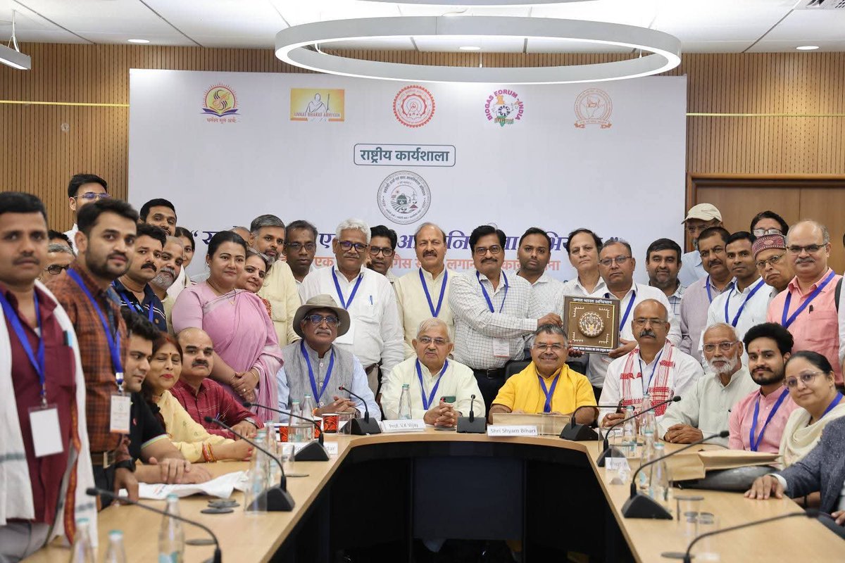Swadeshi_Media's tweet photo. आईआईटी दिल्ली में 2 जुलाई 2026 को "स्वदेशी ऊर्जा एवं खाद आत्मनिर्भरता अभियान" पर राष्ट्रीय कार्यशाला आयोजित हुई। 
120+ विशेषज्ञों, नीति-निर्माताओं, उद्योग और शिक्षाविदों ने बायोगैस आधारित ऊर्जा व जैविक खाद के माध्यम से आत्मनिर्भर भारत की दिशा में कार्ययोजना पर मंथन किया। लक्ष्य—1 लाख बायोगैस संयंत्र और ग्रामीण भारत को ऊर्जा, खाद व कार्बन क्रेडिट से सशक्त बनाना। 
#Biogas #AtmanirbharBharat #IITDelhi #SustainableDevelopment

@ashwani_mahajan @chandpc123
@Swadeshi_Media2
@SwadeshimediaBR @Swadeshimediahr @swadeshimanch