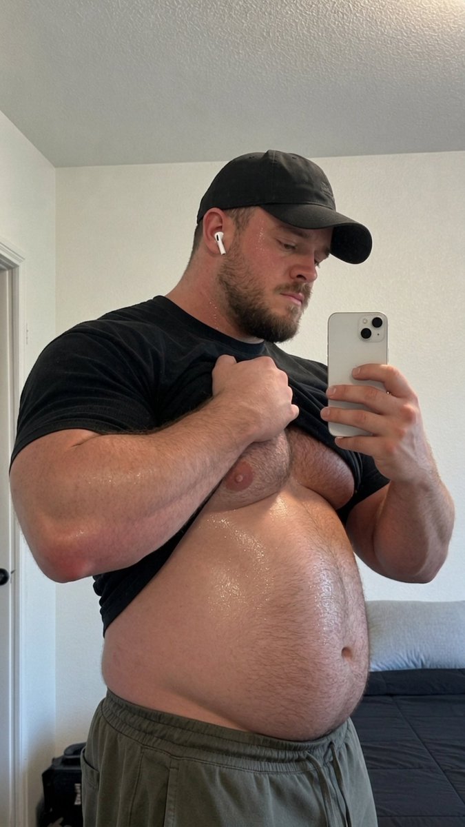 BigBoiCodii's tweet photo. Belly out https://t.co/iM50w3R83H