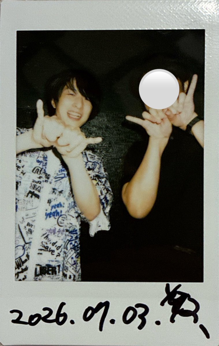 tomounderscore's tweet photo. 近年稀に見る良ツーショチェキ嬉 https://t.co/YXBaFZKrlY