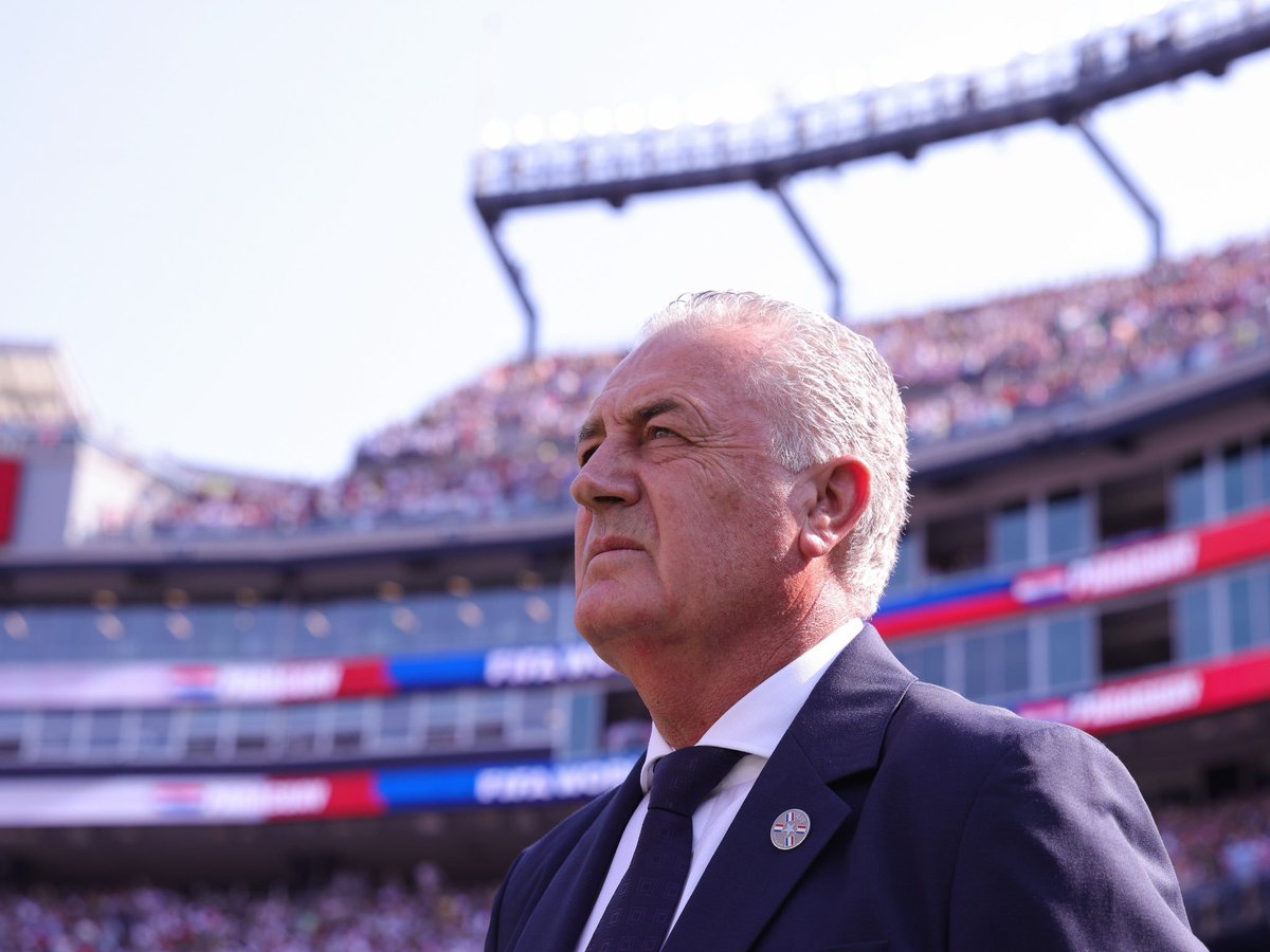 Buysan's tweet photo. 🗣 "Estábamos a punto de tener una reunión con Ignacio Alonso por la llegada de Gustavo Alfaro a Uruguay. Yo participé mucho. Alfaro estaba pronto para dirigir a Uruguay, hasta que llegó Bielsa y a todo el mundo le cerró por todos lados"

➡ Daniel Herrera -representante- en @elespectadoruy

📻 810 AM · 92.5 FM
▶️ https://t.co/63Mc6ah4fw