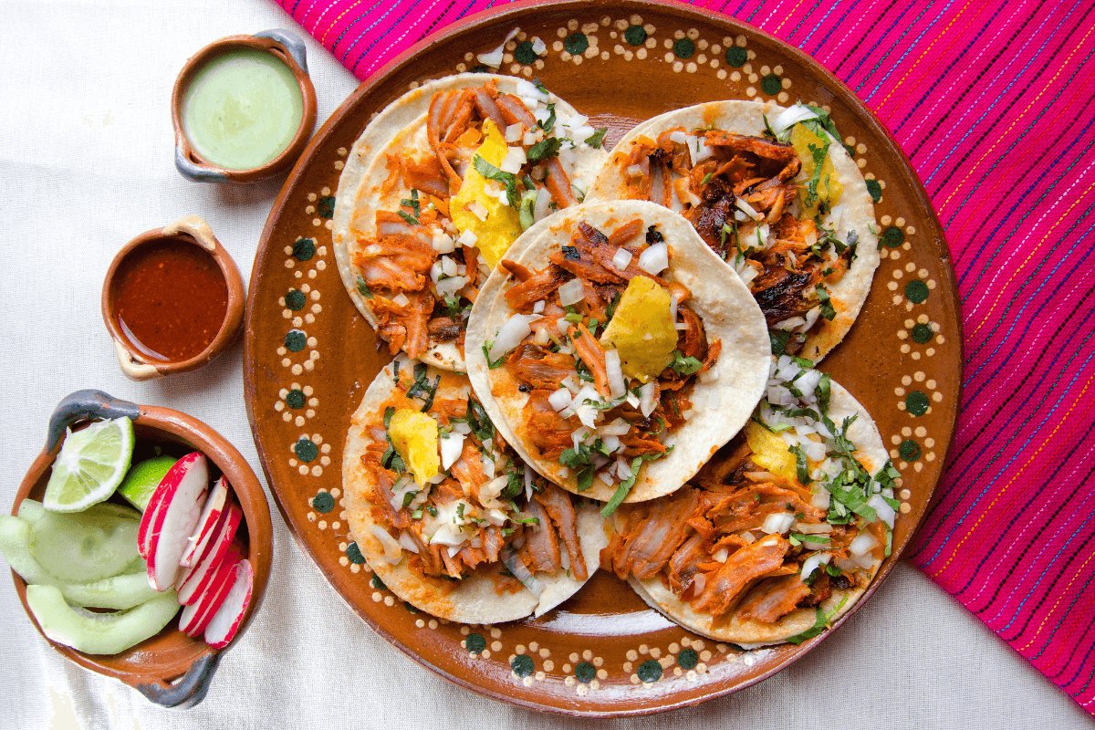 CarLon_2020's tweet photo. #LaCocinaDeCarmelita Lo prometido es deuda, aquí la receta de los TACOS AL PASTOR. Lo primero es hacer el adobo para marinar la carne, y necesitas 4 chiles guajillos y 2 chiles anchos secos, limpios y remojados en agua bien caliente, hasta que estén carnosos y suaves, y los vas.. https://t.co/xh0EVje7lQ
