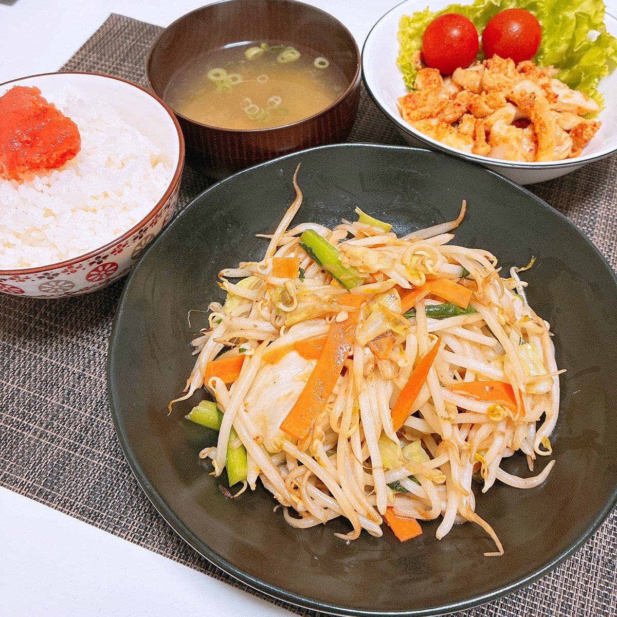 to_5552's tweet photo. こんばんは🌙.*·̩͙.｡★*ﾟ(ᴗ͈ˬᴗ͈❀)
今夜のご飯は
野菜炒めとホルモンてっぽう焼きと
明太子ご飯😋
他は最近食べた物載せておきます🤭
 #おうちごはん 
最近フォロワーさんのTLがフォロー中
になくおすすめの方にあったりで見逃す😥
反応遅くなったりしますがすみません🙇‍♀️ https://t.co/nljy6sfWyX