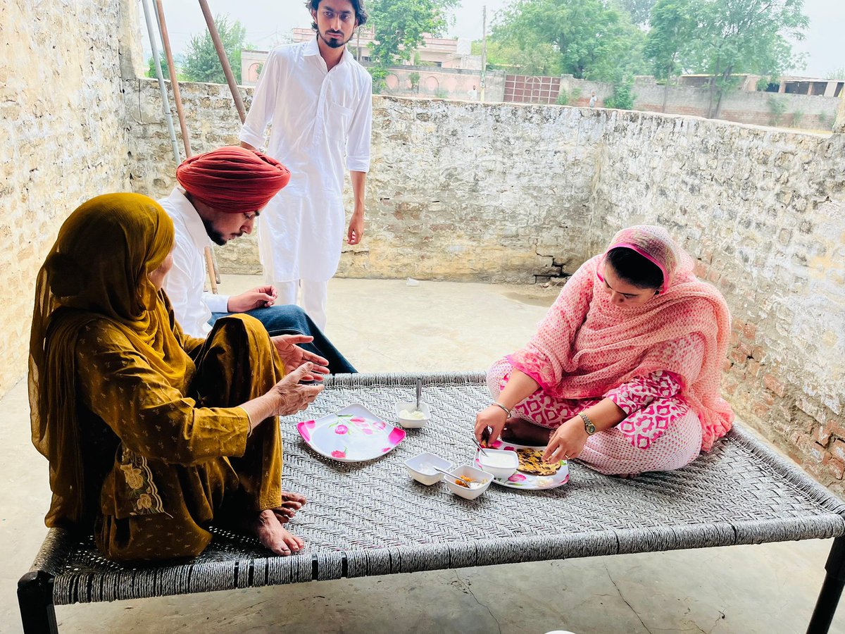 narinder_bharaj's tweet photo. ਪਿੰਡ ਬਾਲਦ ਖੁਰਦ ਵਿਖੇ ਛੋਟੇ ਵੀਰ ਸੁਖਮਨ ਸਿੰਘ ਦੇ ਗ੍ਰਹਿ ਵਿਖੇ ਪਰਿਵਾਰਕ ਮਿਲਣੀ ਕਰਨ ਦਾ ਸੁਭਾਗ ਪ੍ਰਾਪਤ ਹੋਇਆ। ਘਰ ਦੇ ਮੈਂਬਰਾਂ ਵੱਲੋਂ ਮਿਲੇ ਨਿੱਘੇ ਸਵਾਗਤ ਅਤੇ ਵੱਡਿਆਂ ਦੇ ਆਸ਼ੀਰਵਾਦ ਲਈ ਸਭ ਦਾ ਦਿਲੋਂ ਧੰਨਵਾਦ।ਤੁਹਾਡੇ ਪਿਆਰ,ਵਿਸ਼ਵਾਸ ਅਤੇ ਦੁਆਵਾਂ ਨੇ ਹੀ ਹਰ ਕਦਮ ’ਤੇ ਹੌਸਲਾ ਦਿੱਤਾ ਹੈ ਅਤੇ ਇਹੀ ਮੇਰੀ ਅਸਲ ਤਾਕਤ ਹੈ। ਦਿਲੋਂ ਧੰਨਵਾਦ ਸਮੁੱਚੇ ਪਰਿਵਾਰ ਦਾ। ਰੱਬ ਕਰੇ ਇਹ ਪਿਆਰ ਅਤੇ ਸਾਥ ਹਮੇਸ਼ਾ ਇੰਝ ਹੀ ਬਣਿਆ ਰਹੇ…

@BhagwantMann @ArvindKejriwal @msisodia @AAPPunjab