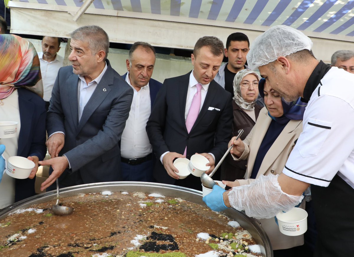 DulkadirogluTC's tweet photo. Kahramanmaraş Büyükşehir Belediyesi tarafından Kahramanmaraş Ulu Cami bahçesinde düzenlenen aşure programına katıldılar. https://t.co/yMFq0C6r0V