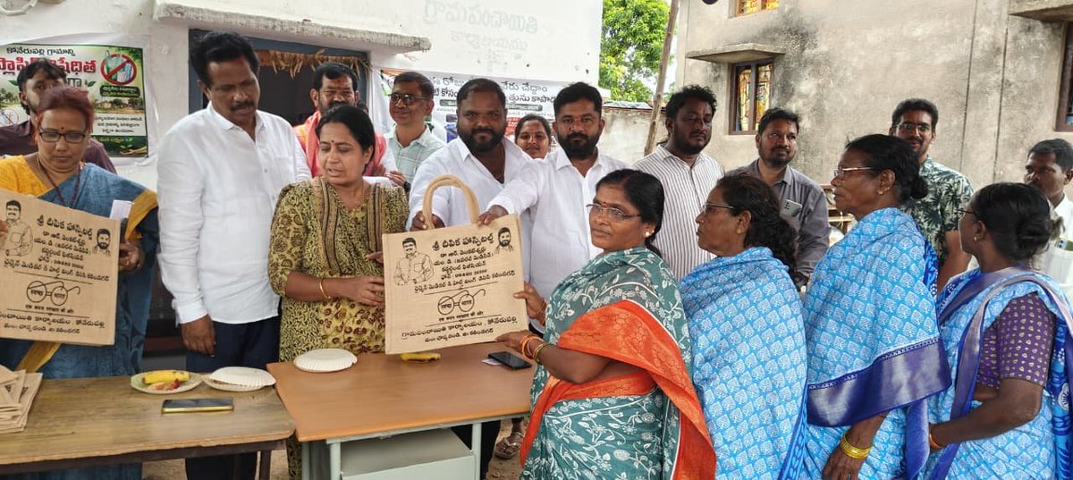 KarimnagarSbm's tweet photo. #SBMG #Karimnagar #JuteBags distributed in #Konerupally to  #StopUsingSUP #InternationalPasticBagFreeDay #MissionLiFE  #SWMRules2026 #MoPR @TSSBMG @PMOIndia @Collector_KNR https://t.co/DnpZpdMMMW