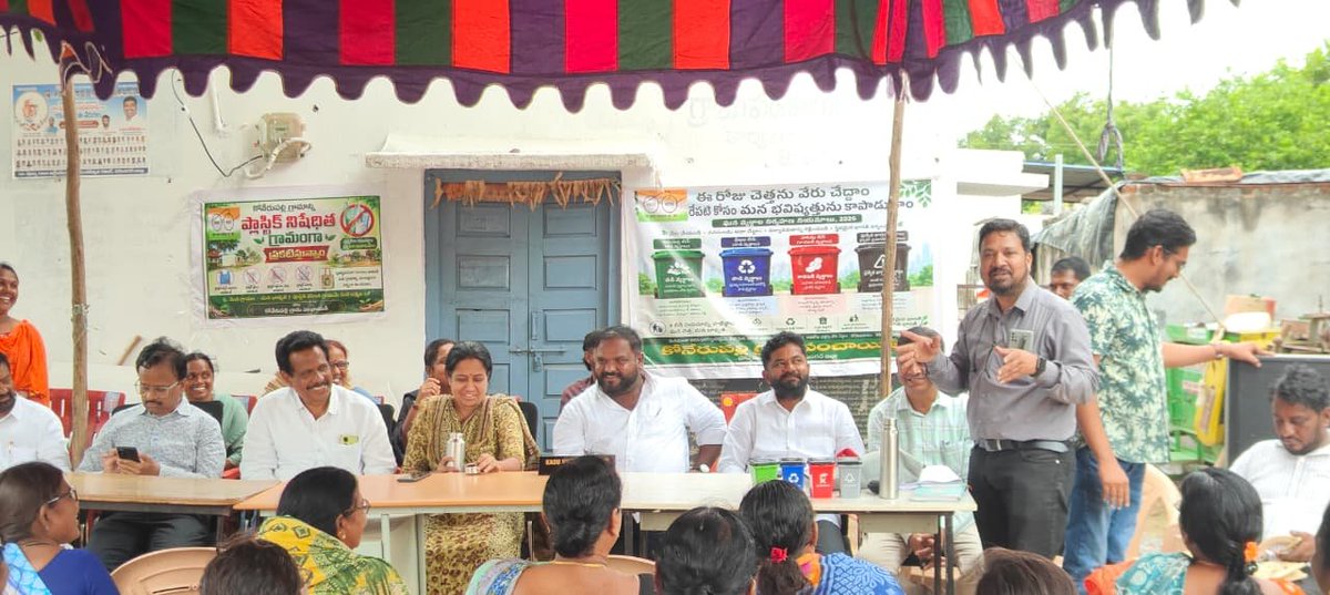 KarimnagarSbm's tweet photo. #SBMG #Karimnagar #JuteBags distributed in #Konerupally to  #StopUsingSUP #InternationalPasticBagFreeDay #MissionLiFE  #SWMRules2026 #MoPR @TSSBMG @PMOIndia @Collector_KNR https://t.co/DnpZpdMMMW