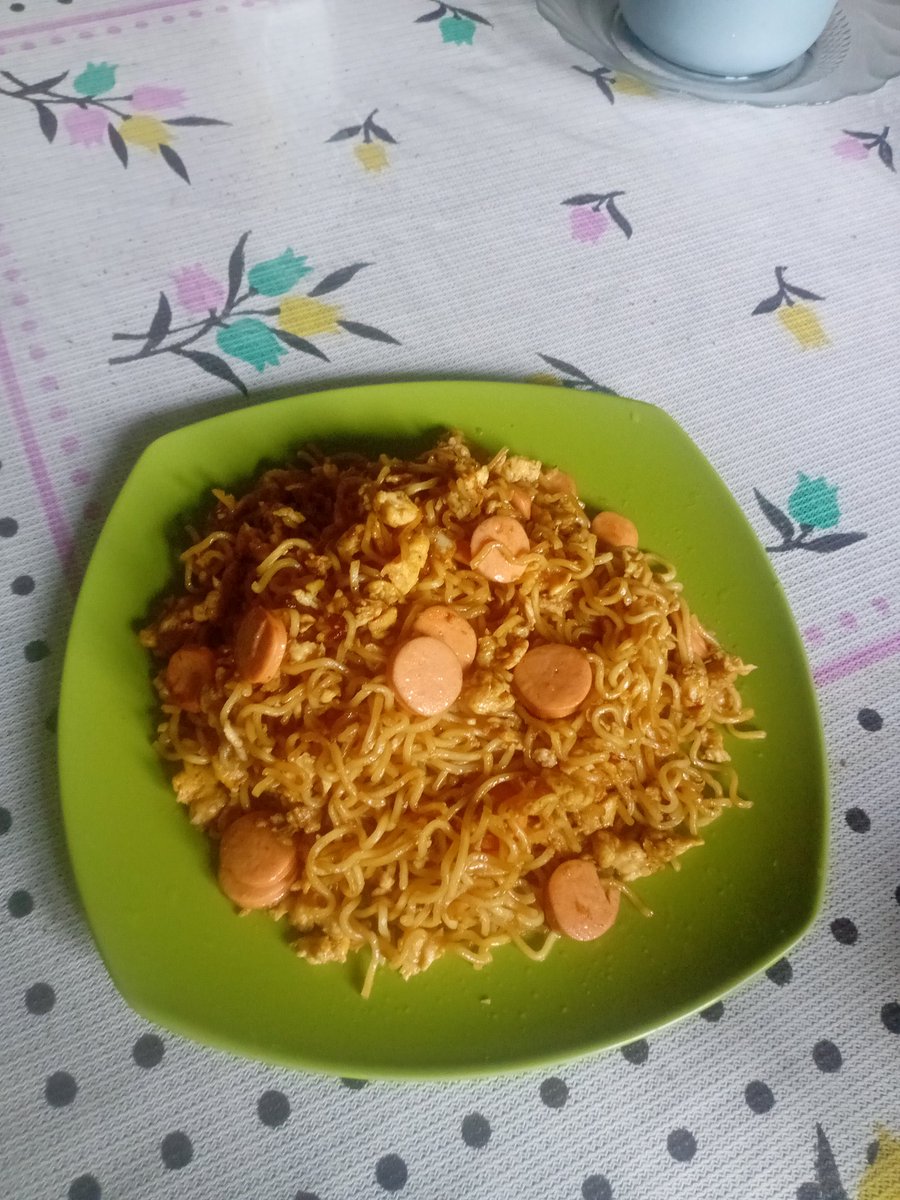 CumaAzam's tweet photo. Makan banyak merayakan ulang tahun kakakku 🎉🎉 https://t.co/pKl2IMWIGr