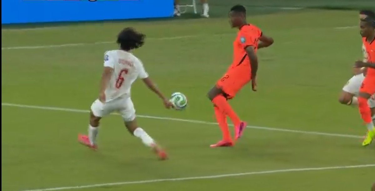 Juus_T_M's tweet photo. @WilySimba Veel plezier met penalty’s voor niet zichtbare handsballen. Ik vermoed dat de VAR daarom ook voor deze op de lijn kwam, de heartbeat ging af. Op het veld was er namelijk geen enkele aanleiding voor. Ik wil hier geen penalty’s voor, maar ben wel heel benieuwd naar de grafiek. https://t.co/R9JOoj1TjQ
