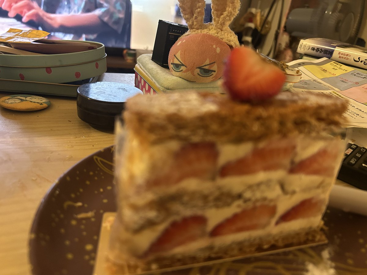 Ray9173's tweet photo. 意外とこの年になってもこんなに子供っぽいと思わなかったなぁ、この歳になると私の存在を覚えてくれてるだけで本当にありがたい、歌歌って送ってくれた人が二人もいたよ（笑）健康にハッピーに生きていこう

(*＾O＾*)誕生日はこの時間に食べても太らない��だよ
(*δ∀δ*)ﾈﾗｯﾃﾙ https://t.co/Snwd6ftY60