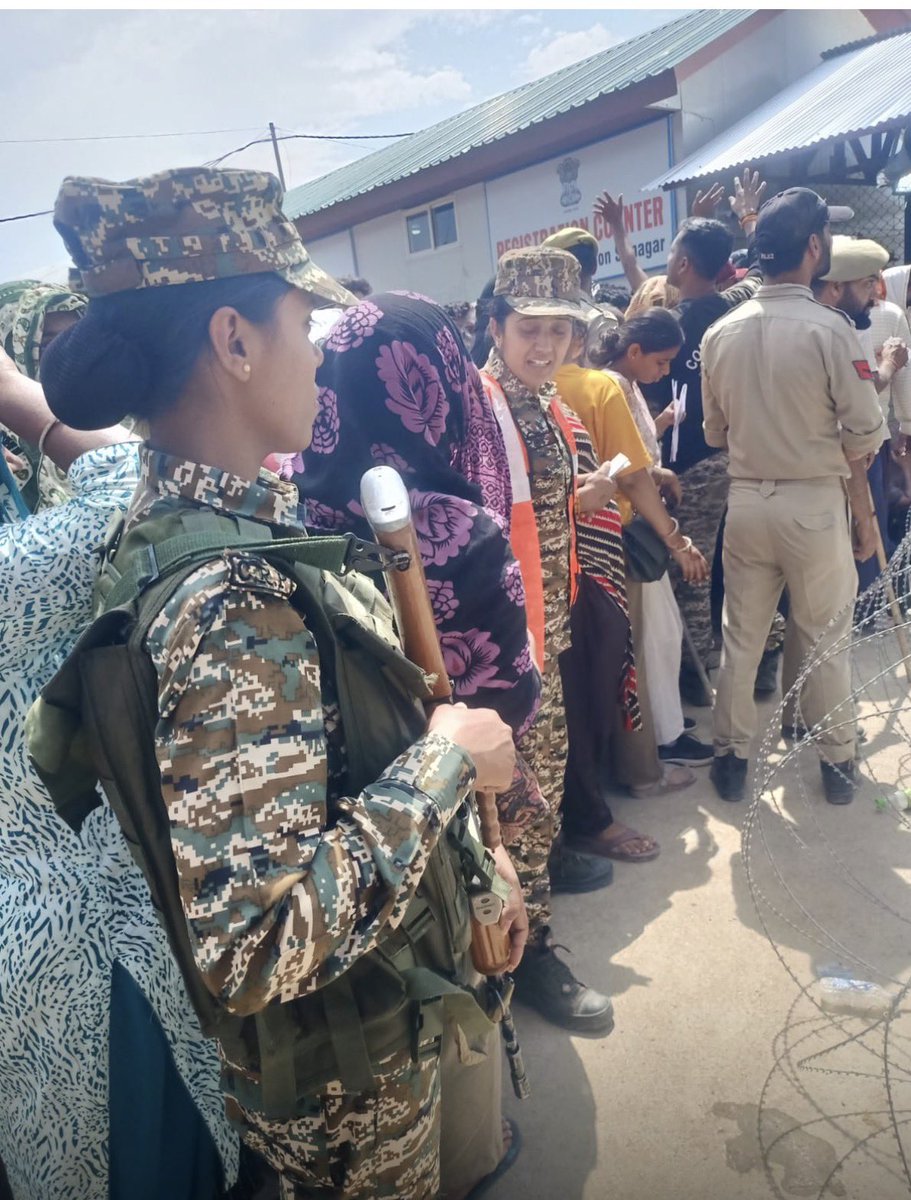 digsnrnorth's tweet photo. #CRPF ‘MAY I HELP U’ team beyond security, it’s about service. The @crpfindia stands tall to ensure safety, seamless crowd control, and a helping hand for every devotee of #Amarnath #Yatra at #Baltal axis @ShriSasb @crpf_srinagar @PTI_News https://t.co/2stppBSlPr