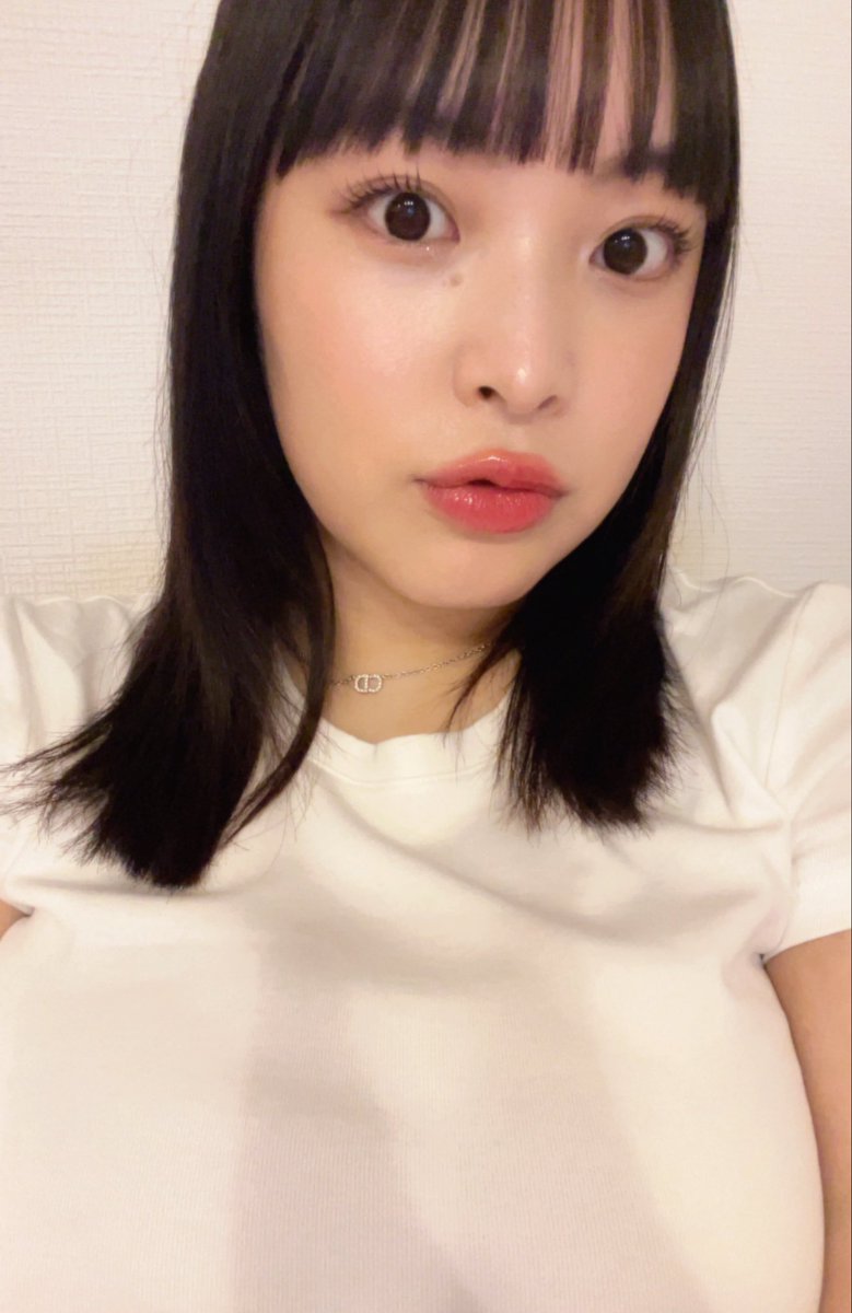 ipatabe_ipachan's tweet photo. 2週に1回ペースで前髪切るといい感じ！
夏は白Tばかり着ちゃう😗 https://t.co/WsghTFDIv2