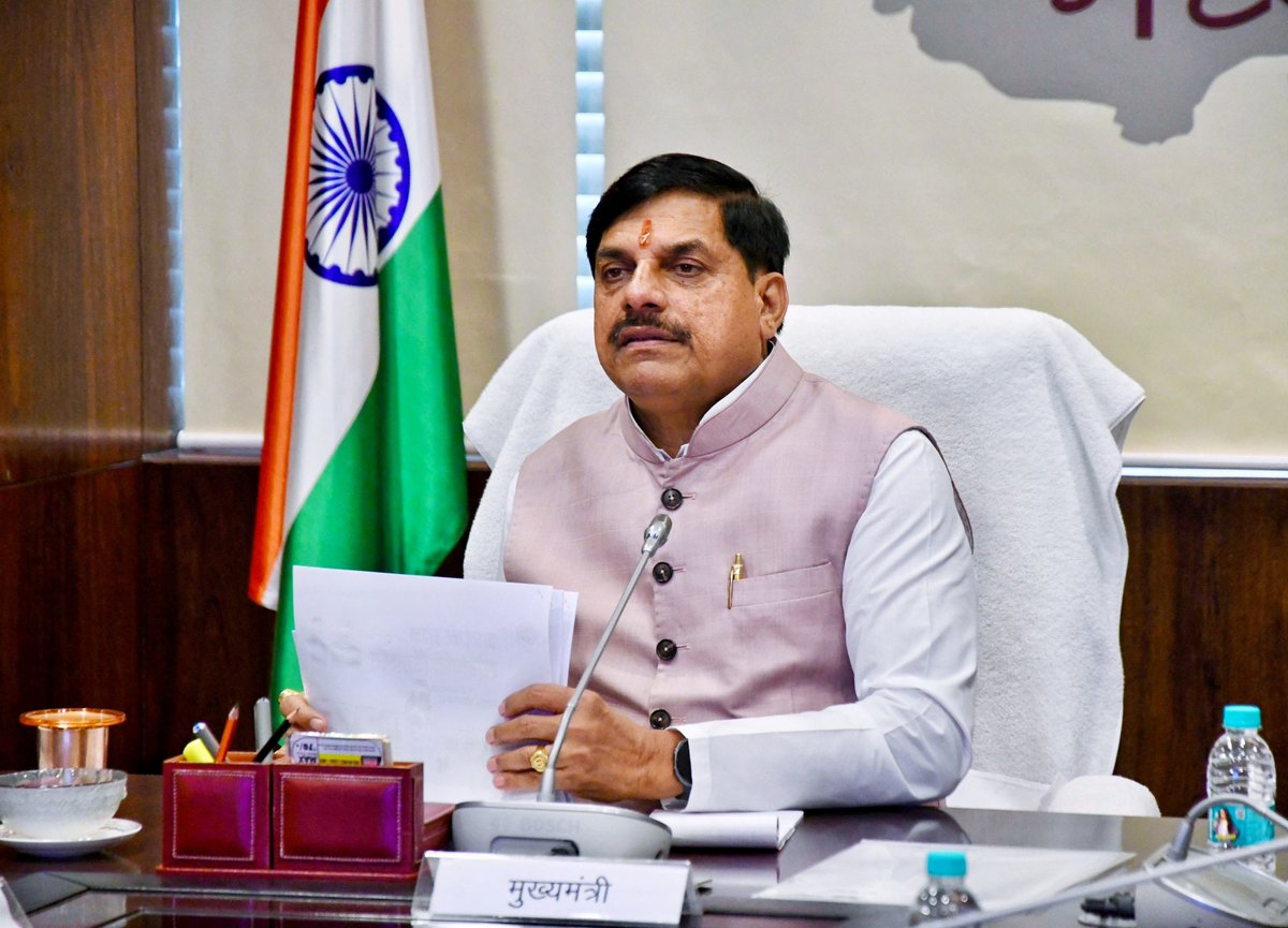 DrMohanYadav51's tweet photo. आज नव‍निर्मित 70 सांदीपनि विद्यालयों के लोकार्पण को लेकर अधिकारियों से चर्चा की। उन्‍हें निर्देश दिए कि सभी नवनिर्मित विद्यालय भवनों का लोकार्पण 15 जुलाई तक सुनिश्चित किया जाए। 

विद्यालयों का लोकार्पण औपचारिक कार्यक्रम न होकर शिक्षा, संस्कृति और जनभागीदारी का सामाजिक उत्सव बने। कार्यक्रमों में विद्यार्थियों, अभिभावकों, जनप्रतिनिधियों एवं स्थानीय नागरिकों की व्यापक सहभागिता सुनिश्चित की जाए। 

विद्यालयों में सांस्कृतिक कार्यक्रम, विज्ञान प्रदर्शनी, प्रतियोगिताएं एवं अन्य रचनात्मक गतिविधियां भी आयोजित की जाएं।