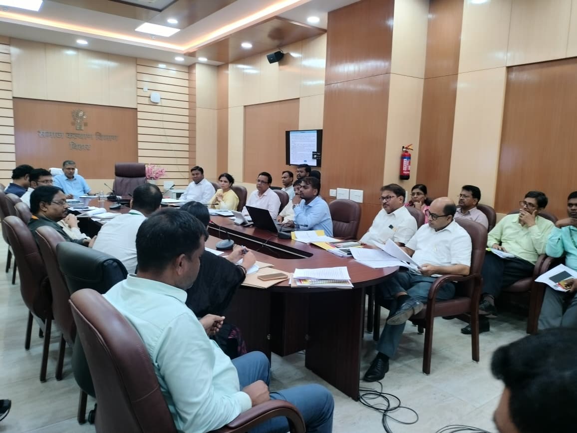 DoSWBihar's tweet photo. आज समाज कल्याण विभाग के सभागार में भारत सरकार के सामाजिक न्याय एवं अधिकारिता विभाग (DoSJE) की अपर सचिव, सुश्री मोना के. खंधार ने विभिन्न विभागीय योजनाओं के क्रियान्वयन की उच्च स्तरीय समीक्षा की। (1/3)

@IPRDBihar
#SocialWelfareBihar #BiharGovt #DoSJE #SMILEScheme #SocialJustice https://t.co/kXOcbJMAS8