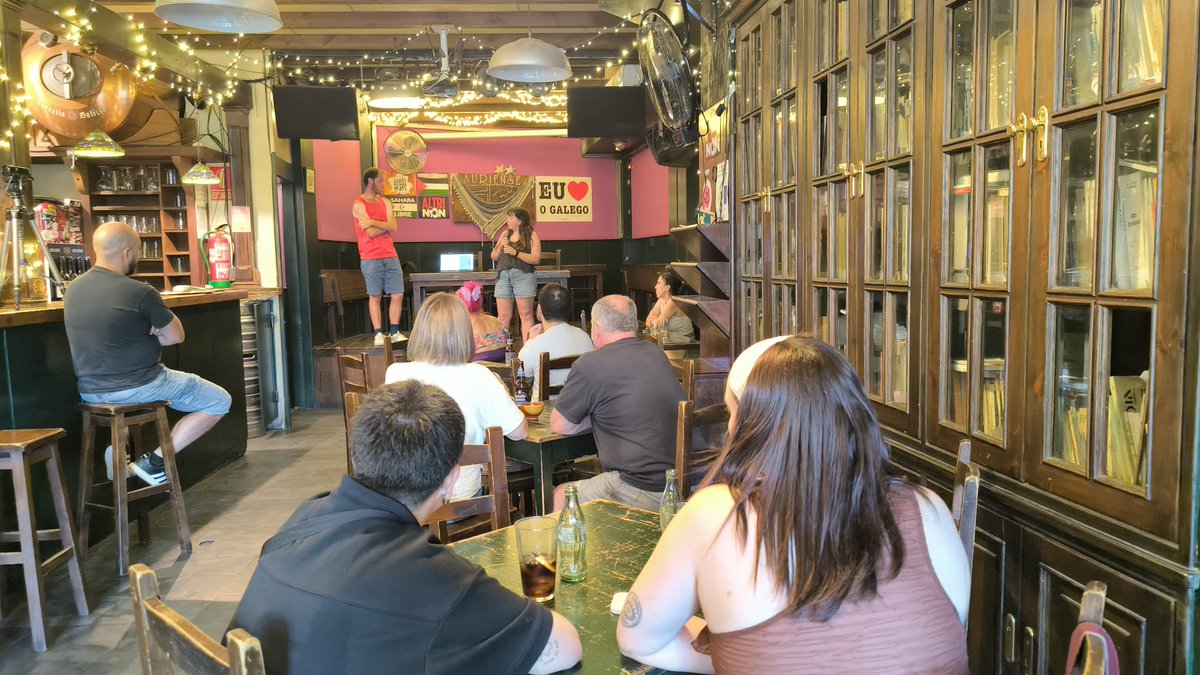 dansuvil's tweet photo. Onte na apresentación do librinho en Ourense, onde puidemos afondar no imperialismo e as súas implicacións na acción política, cunha grande participación do público.
E moi feliz pola companhía dunha referente de mil loitas como a @nadriv_, coa que partillo amizade e camaradería https://t.co/87Il5ZIEo8