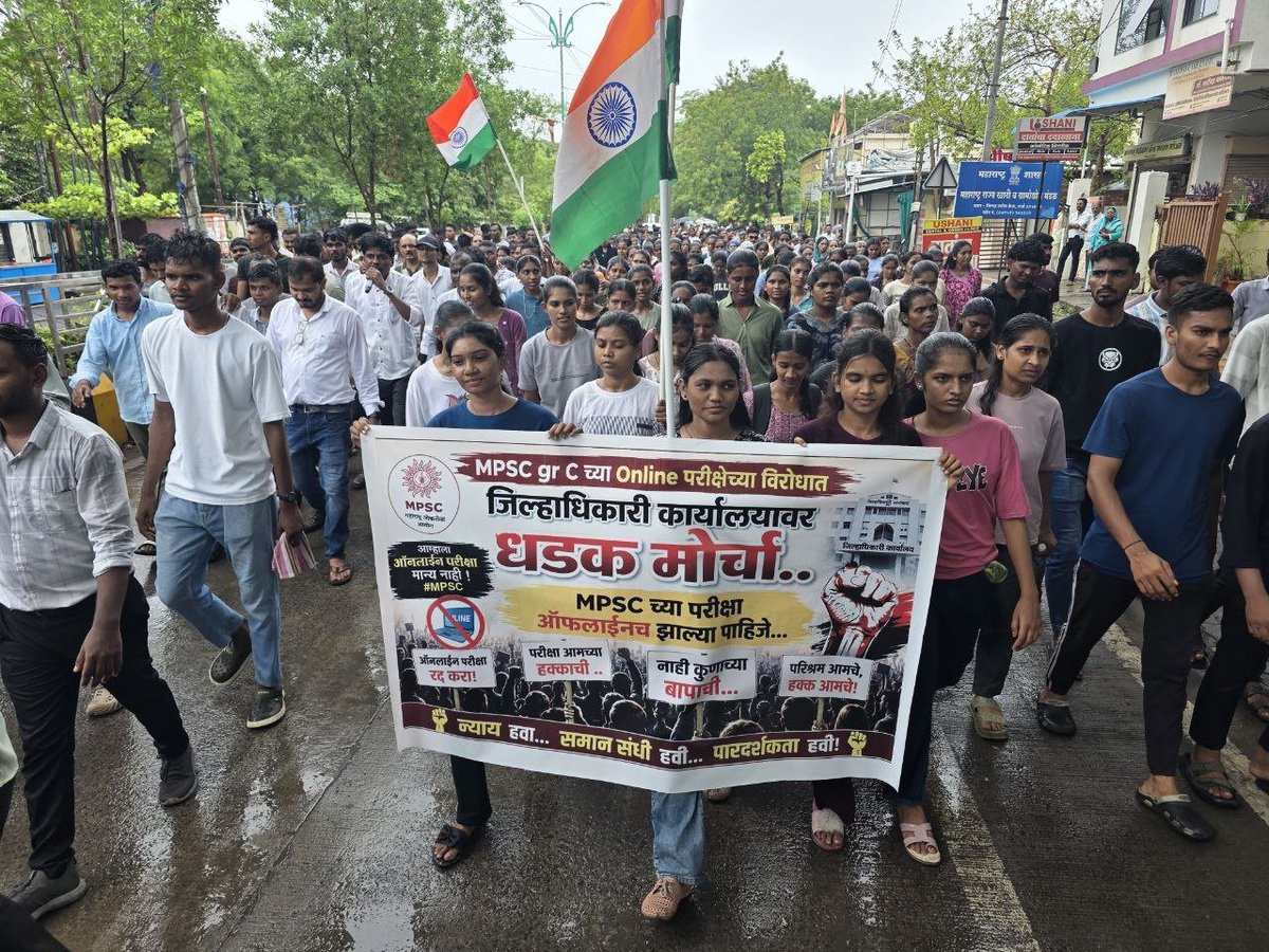 Aspirants18_02's tweet photo. वर्धा 🔥
लाखो विद्यार्थ्यांचा विरोध असतानाही सरकारने आधी संवाद न साधता निर्णय घेतला, ही खेदाची बाब आहे. आता तरी विद्यार्थ्यांच्या मागण्यांचा सन्मान करून #MPSC ची ऑनलाईन परीक्षा रद्द करून ऑफलाईन परीक्षा कायम ठेवावी.
@mpsc_office 
#Mpsc_Offline https://t.co/6lYNpKHq2c