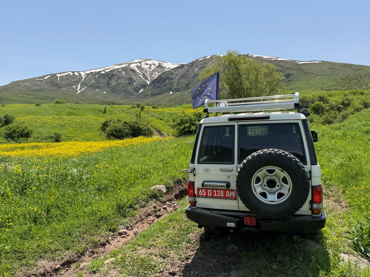 EUmARMENIA's tweet photo. EUMA wishes you a great weekend ahead.🌞 We continue patrolling around the clock in the border regions.🇪🇺🇦🇲 https://t.co/JHD4uqpNqy